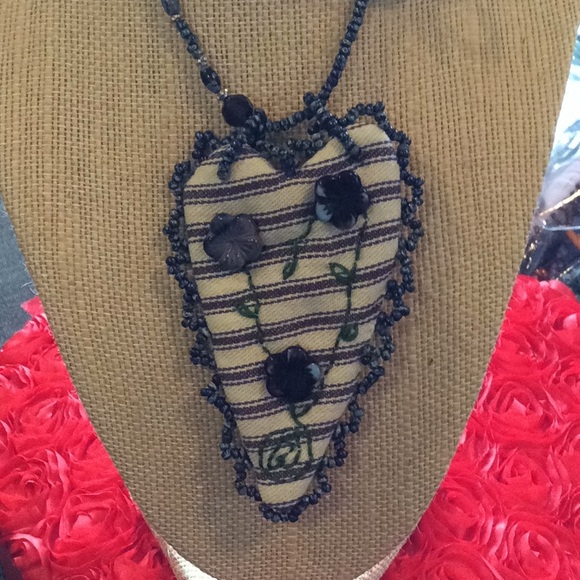 Handmade reversible Beaded quilt necklace - Picture 8 of 8